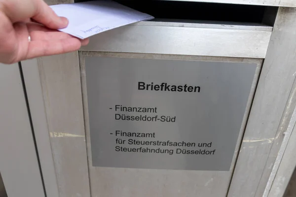 Menschliche Hand Wirft Brief Briefkasten — Stockfoto