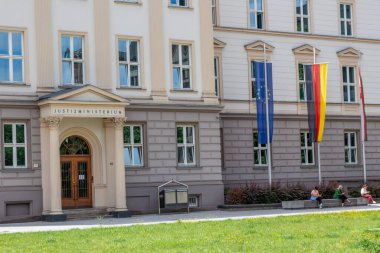 Düsseldorf, Kuzey Ren-Vestfalya, Almanya, 7 Temmuz 2021: Sivil suçlar ve yargı hukuku davaları ve işlemleri için hükümet hukuk mahkemesi olarak adalet bakanlığı hapis cezalarını kaydetti