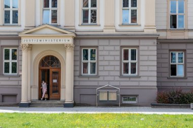 Düsseldorf, Kuzey Ren-Vestfalya, Almanya, 7 Temmuz 2021: Sivil suçlar ve yargı hukuku davaları ve işlemleri için hükümet hukuk mahkemesi olarak adalet bakanlığı hapis cezalarını kaydetti