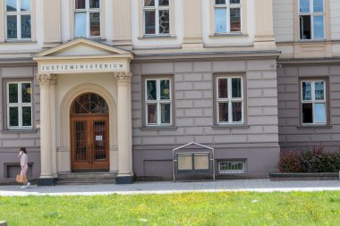 Düsseldorf, Kuzey Ren-Vestfalya, Almanya, 7 Temmuz 2021: Sivil suçlar ve yargı hukuku davaları ve işlemleri için hükümet hukuk mahkemesi olarak adalet bakanlığı hapis cezalarını kaydetti