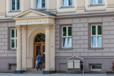Düsseldorf, Kuzey Ren-Vestfalya, Almanya, 7 Temmuz 2021: Sivil suçlar ve yargı hukuku davaları ve işlemleri için hükümet hukuk mahkemesi olarak adalet bakanlığı hapis cezalarını kaydetti