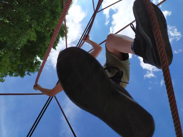 Hochseilklettergerüst Auf Einem Spielplatz Sommer Kinder Zum Klettern Animieren Und — Stockfoto
