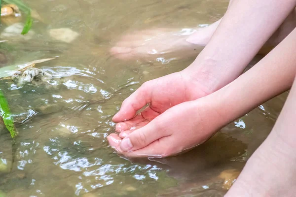 Молодий Хлопчик Грає Чистою Водою Маленькому Струмку Використовуючи Руки Водяна — стокове фото