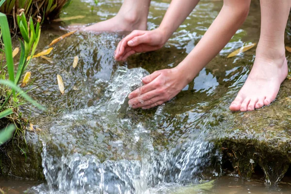 Jonge Jongen Spelen Met Helder Water Een Kleine Kreek Met — Stockfoto