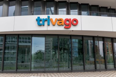 Düsseldorf, Kuzey Ren-Vestfalya, Almanya, 8 Temmuz 2021: Dsseldorf Medienhafen 'deki trivago genel merkezi uluslararası seyahat ve tatil maceraları için seyahat yönetimi şirketinin logosunu gösteriyor