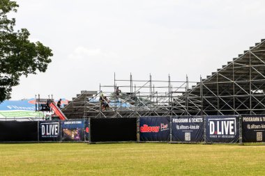 Bulutlu bir günde stadyumun yanındaki çayır.