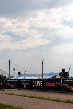 Farklı reklam panoları olan stadyum.