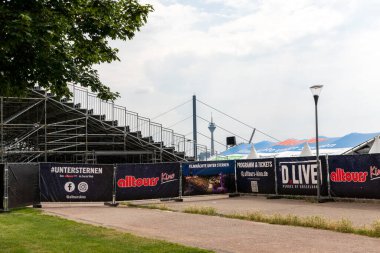 Farklı reklam panoları olan stadyum.