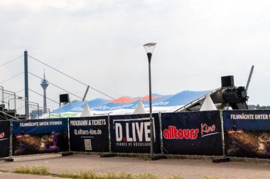 Farklı reklam panoları olan stadyum.