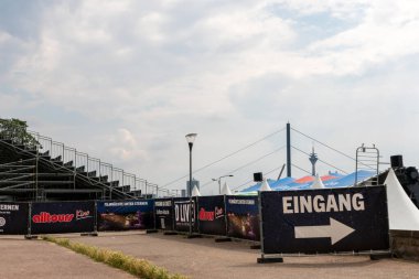 Farklı reklam panoları olan stadyum.