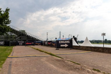 Farklı reklam panoları olan stadyum.