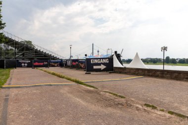 Farklı reklam panoları olan stadyum.