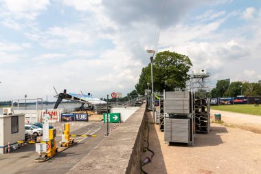 Şehirde modern nehir gezintisi