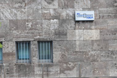 Pencereli mermer bina duvarı