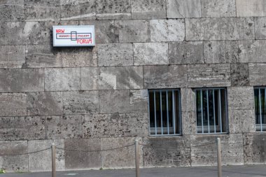 Pencereli mermer bina duvarı