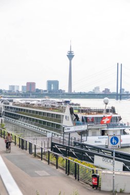 Nehir limanında gemi gezisi