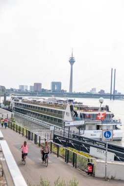 Nehir limanında gemi gezisi