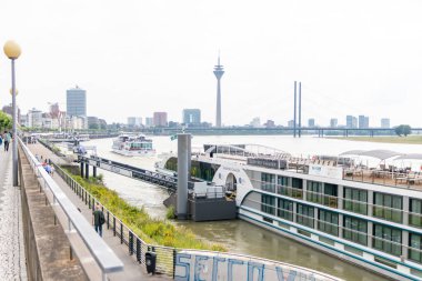 Nehir limanında gemi gezisi