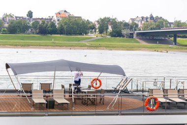 Nehir limanında gemi gezisi