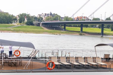 Nehir limanında gemi gezisi