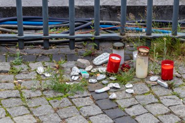 Düsseldorf, Kuzey Ren-Vestfalya, Almanya, 9 Temmuz 2021: Corona virüsü kurbanlarını ve COVID-19 'u mumlar ve mezar taşlarıyla anmak için Dsseldorfer Altstadt' taki anıt