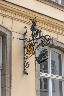 Düsseldorf, Kuzey Ren-Vestfalya, Almanya, 9 Temmuz 2021: Dsseldorf 'un tarihi şehir merkezinde Haus des Karnevals veya karnaval evi maskeli baloları ve kostüm oturumlarını kutlamalarıyla ünlüdür.