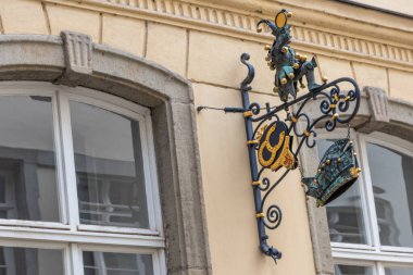 Düsseldorf, Kuzey Ren-Vestfalya, Almanya, 9 Temmuz 2021: Dsseldorf 'un tarihi şehir merkezinde Haus des Karnevals veya karnaval evi maskeli baloları ve kostüm oturumlarını kutlamalarıyla ünlüdür.