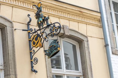 Düsseldorf, Kuzey Ren-Vestfalya, Almanya, 9 Temmuz 2021: Dsseldorf 'un tarihi şehir merkezinde Haus des Karnevals veya karnaval evi maskeli baloları ve kostüm oturumlarını kutlamalarıyla ünlüdür.