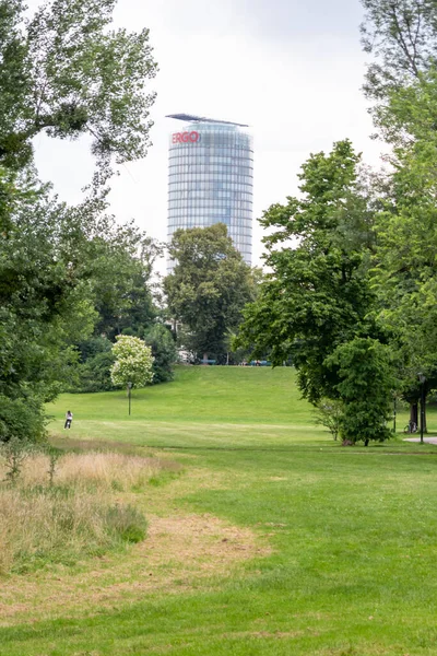 Grüner Park Mit Wolkenkratzer Hintergrund — Stockfoto