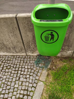 Kentlerdeki atık ve çöpler için yeşil çöp kutusu kirliliğe karşı ve çevre dostu çöp toplama için çöp ve çöp konteynırlarının geri dönüşümü için doğayı temiz ve sağlıklı tutuyor