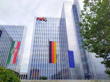 Düsseldorf, Kuzey Ren-Vestfalya, Almanya, 10 Temmuz 2021: Dsseldorf 'ta Landtag Dsseldorf yakınlarındaki siyasi merkez olarak çocuk, aile, mülteci ve entegrasyon (MKFFI) devlet dairesi