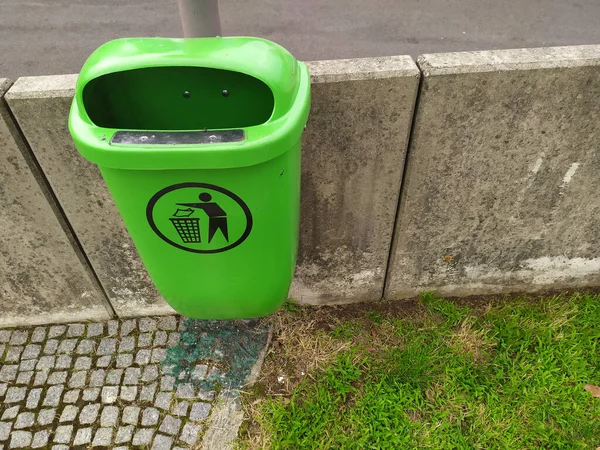 Grüner Mülleimer Für Abfall Und Müll Städtischen Städten Gegen Umweltverschmutzung — Stockfoto