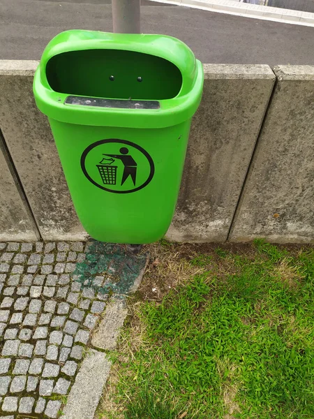 城市污水和垃圾绿色垃圾箱 防止污染和无害环境的垃圾收集 使大自然保持清洁和健康 以便回收垃圾箱和垃圾箱 — 图库照片
