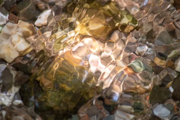 Steine Glitzernden Wasser Mit Sonnigen Reflexen Wasser Eines Kristallklaren Wasserbaches — Stockfoto