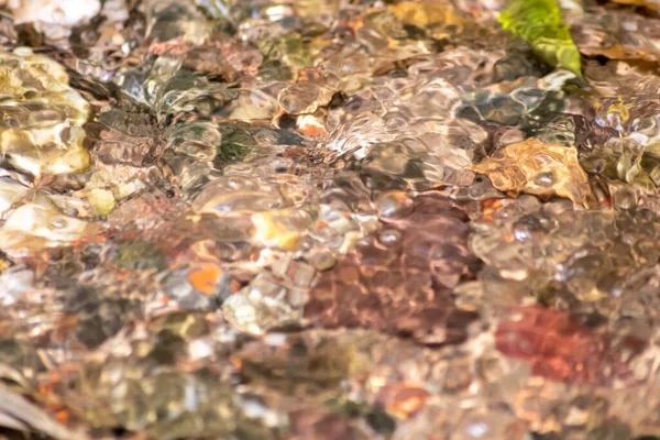 Piedras Agua Brillante Con Reflejos Soleados Agua Arroyo Agua Cristalina —  Fotos de Stock