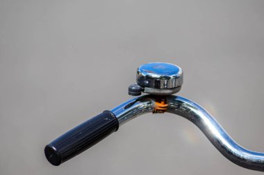 Gri arkaplanda bisiklet zilini kapat