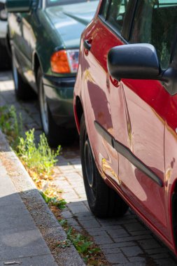 Trafik kazasında araba sigortası için çarpıp kaçma olayının ardından araba sigortası ya da onarım gereksinimlerini silen ağır bir trafik kazası sonucu araba kapısı tamamen çöktü.