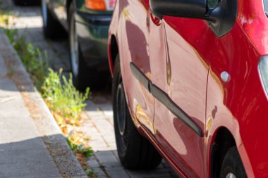 Trafik kazasında araba sigortası için çarpıp kaçma olayının ardından araba sigortası ya da onarım gereksinimlerini silen ağır bir trafik kazası sonucu araba kapısı tamamen çöktü.