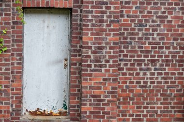 Pencereli eski tuğla ev 