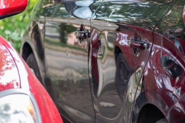 Trafik kazasında araba sigortası için çarpıp kaçma olayının ardından araba sigortası ya da onarım gereksinimlerini silen ağır bir trafik kazası sonucu araba kapısı tamamen çöktü.