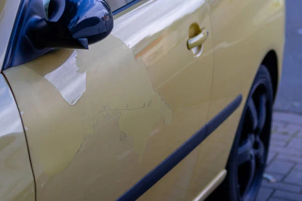黄色汽车生锈的门 — 图库照片
