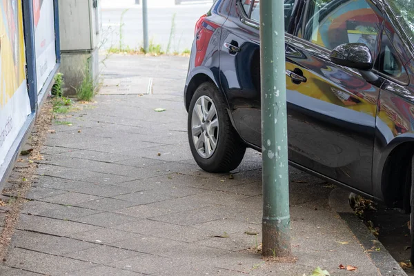 Schlecht Geparktes Auto Mit Reifen Auf Gehweg Zeigt Rad Auf — Stockfoto