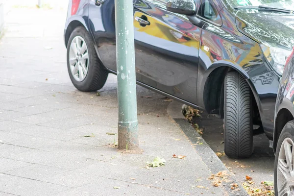 Carro Mal Estacionado Com Pneu Pavimento Mostra Roda Passarela Como — Fotografia de Stock