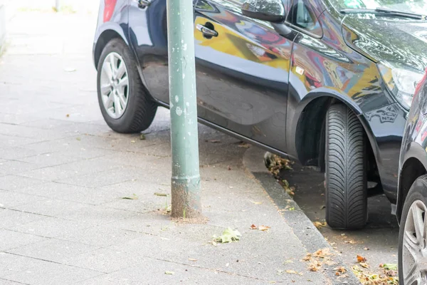 Rosszul Parkoló Autó Gumiabronccsal Járdán Mutatja Kerék Járdán Mint Közlekedési — Stock Fotó