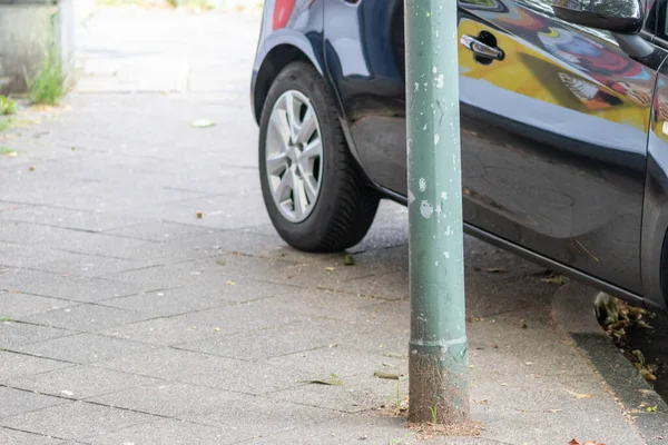 Плохо Припаркованный Автомобиль Шинами Тротуаре Показывает Колесо Дорожке Нарушение Правил — стоковое фото