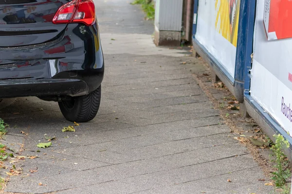 Rosszul Parkoló Autó Gumiabronccsal Járdán Mutatja Kerék Járdán Mint Közlekedési — Stock Fotó