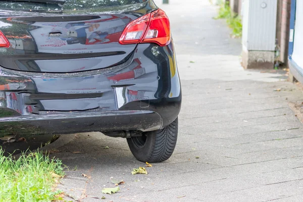 Coche Mal Estacionado Con Neumático Pavimento Muestra Rueda Pasarela Como —  Fotos de Stock