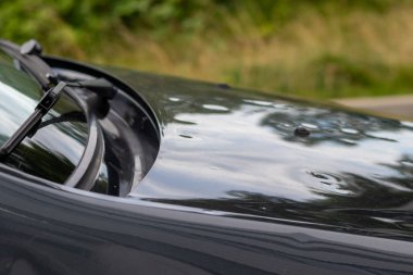 Şiddetli hava koşulları, düşen ağaçlar ve dolu yağışlarıyla çarpışan motor motor kaputu, araba sigortasının kurbanlar için oto tamiratı ve hava durumu sigortası ve acil durum sigortası ihtiyacı olduğunu gösteriyor.