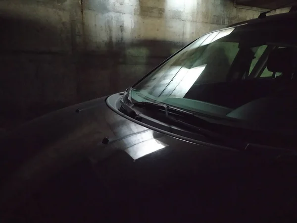 黑暗混凝土车库里的车 — 图库照片