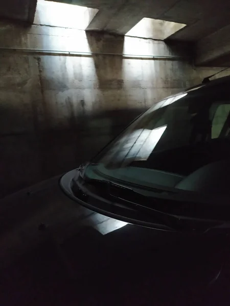 Voiture Dans Garage Béton Foncé — Photo